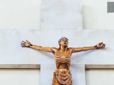 ...realizzando Ges� quasi rassegnato, con lo sguardo verso l�alto, una mano che grida aiuto e l�altra gi� abbandonata alla morte�
